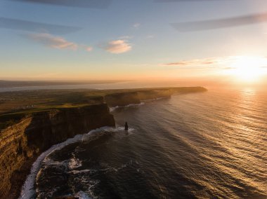 Hava İrlanda kırsal turizm cazibe County Clare. Moher kayalıklarla günbatımı ve castle İrlanda. Epik İrlandalı manzara vahşi Atlantik yol boyunca. Güzel manzaralı İrlandalı doğa