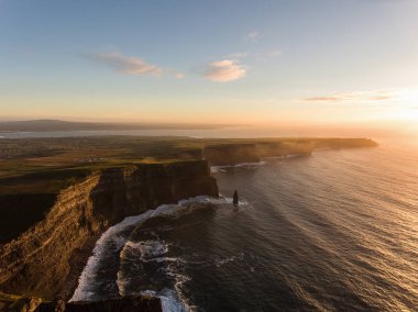 Hava İrlanda kırsal turizm cazibe County Clare. Moher kayalıklarla günbatımı ve castle İrlanda. Epik İrlandalı manzara vahşi Atlantik yol boyunca. Güzel manzaralı İrlandalı doğa