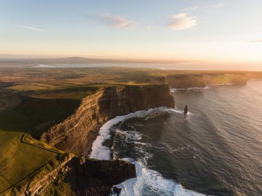 Hava İrlanda kırsal turizm cazibe County Clare. Moher kayalıklarla günbatımı ve castle İrlanda. Epik İrlandalı manzara vahşi Atlantik yol boyunca. Güzel manzaralı İrlandalı doğa