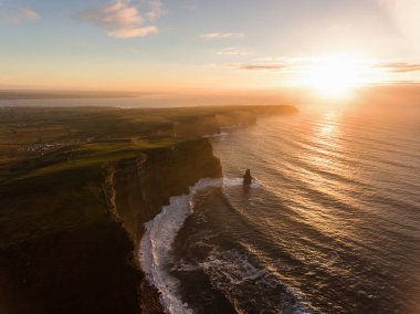 Hava İrlanda kırsal turizm cazibe County Clare. Moher kayalıklarla günbatımı ve castle İrlanda. Epik İrlandalı manzara vahşi Atlantik yol boyunca. Güzel manzaralı İrlandalı doğa