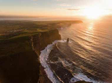 Hava İrlanda kırsal turizm cazibe County Clare. Moher kayalıklarla günbatımı ve castle İrlanda. Epik İrlandalı manzara vahşi Atlantik yol boyunca. Güzel manzaralı İrlandalı doğa