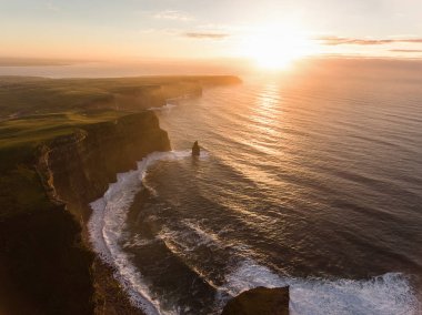 Hava İrlanda kırsal turizm cazibe County Clare. Moher kayalıklarla günbatımı ve castle İrlanda. Epik İrlandalı manzara vahşi Atlantik yol boyunca. Güzel manzaralı İrlandalı doğa