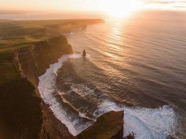 Hava İrlanda kırsal turizm cazibe County Clare. Moher kayalıklarla günbatımı ve castle İrlanda. Epik İrlandalı manzara vahşi Atlantik yol boyunca. Güzel manzaralı İrlandalı doğa