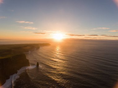 Hava İrlanda kırsal turizm cazibe County Clare. Moher kayalıklarla günbatımı ve castle İrlanda. Epik İrlandalı manzara vahşi Atlantik yol boyunca. Güzel manzaralı İrlandalı doğa