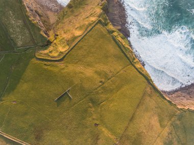 Hava İrlanda kırsal turizm cazibe County Clare. Moher kayalıklarla günbatımı ve castle İrlanda. Epik İrlandalı manzara vahşi Atlantik yol boyunca. Güzel manzaralı İrlandalı doğa