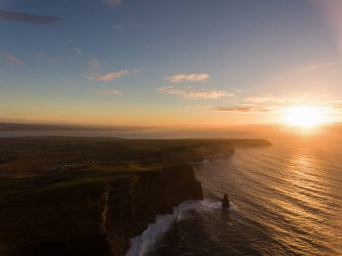 Hava İrlanda kırsal turizm cazibe County Clare. Moher kayalıklarla günbatımı ve castle İrlanda. Epik İrlandalı manzara vahşi Atlantik yol boyunca. Güzel manzaralı İrlandalı doğa