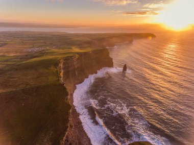 Hava İrlanda kırsal turizm cazibe County Clare. Moher kayalıklarla günbatımı ve castle İrlanda. Epik İrlandalı manzara vahşi Atlantik yol boyunca. Güzel manzaralı İrlandalı doğa