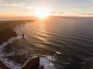 Hava İrlanda kırsal turizm cazibe County Clare. Moher kayalıklarla günbatımı ve castle İrlanda. Epik İrlandalı manzara vahşi Atlantik yol boyunca. Güzel manzaralı İrlandalı doğa