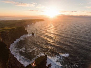 Hava İrlanda kırsal turizm cazibe County Clare. Moher kayalıklarla günbatımı ve castle İrlanda. Epik İrlandalı manzara vahşi Atlantik yol boyunca. Güzel manzaralı İrlandalı doğa