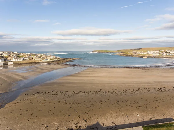 Nyugati Írország partja legnépszerűbb nyári strand. Kilkee strand és a város — Stock Fotó