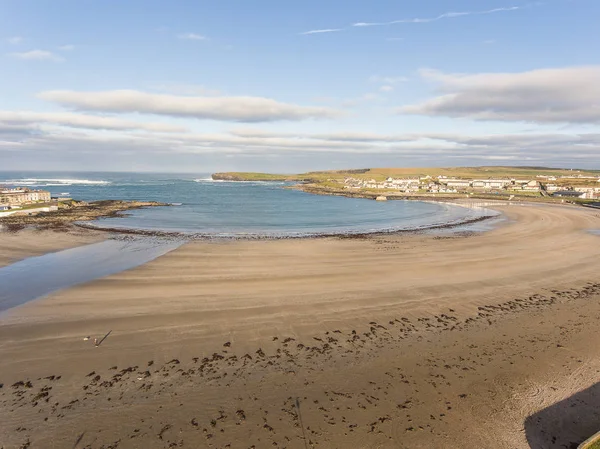 Nyugati Írország partja legnépszerűbb nyári strand. Kilkee strand és a város — Stock Fotó