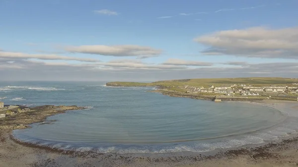 West coast of ireland top summer beach. kilkee beach and town in — Stock Photo, Image