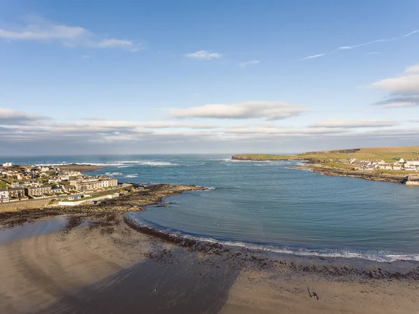 Nyugati Írország partja legnépszerűbb nyári strand. Kilkee strand és a város — Stock Fotó