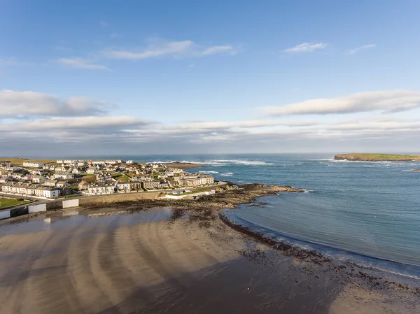 West coast Ірландії Топ влітку пляж. місті Kilkee пляжу і міста в — стокове фото