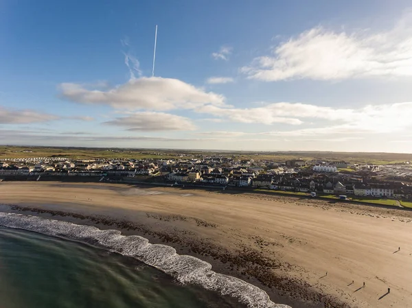 Nyugati Írország partja legnépszerűbb nyári strand. Kilkee strand és a város — Stock Fotó