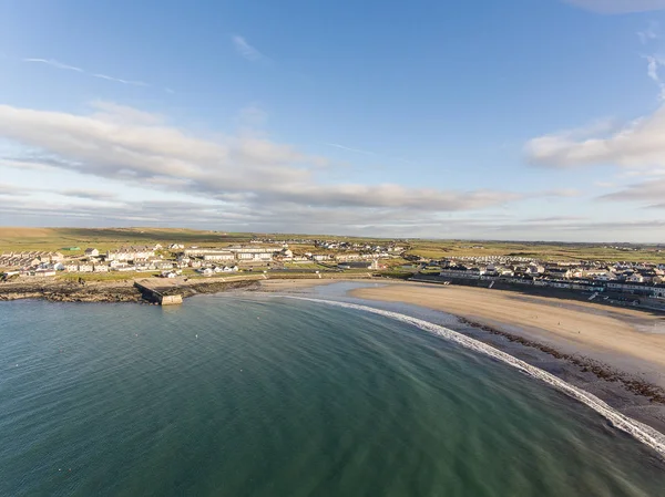 West coast Ірландії Топ влітку пляж. місті Kilkee пляжу і міста в — стокове фото