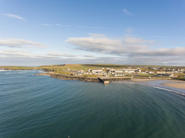 Nyugati Írország partja legnépszerűbb nyári strand. Kilkee strand és a város — Stock Fotó