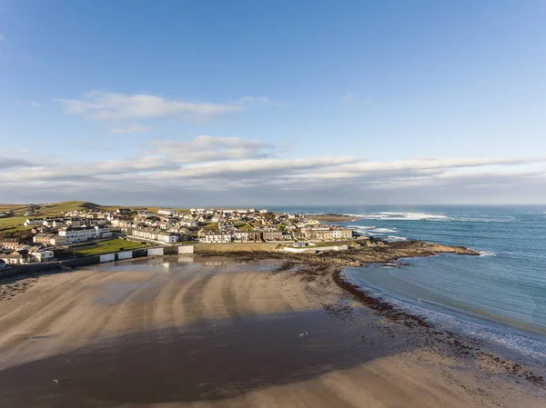 Costa oeste de Irlanda playa de verano superior. kilkee playa y ciudad en — Foto de Stock