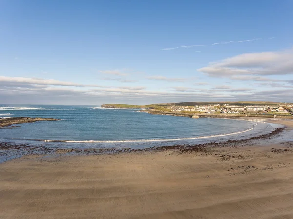 Costa oeste de Irlanda playa de verano superior. kilkee playa y ciudad en — Foto de Stock