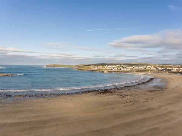 Costa oeste de Irlanda playa de verano superior. kilkee playa y ciudad en — Foto de Stock