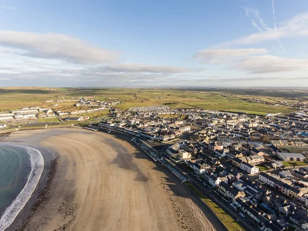 Nyugati Írország partja legnépszerűbb nyári strand. Kilkee strand és a város — Stock Fotó