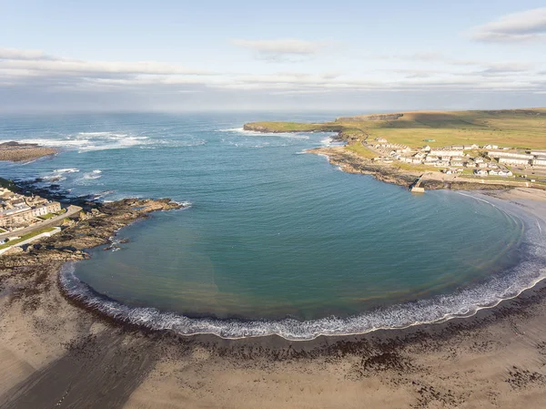 Costa oeste de Irlanda playa de verano superior. kilkee playa y ciudad en —  Fotos de Stock