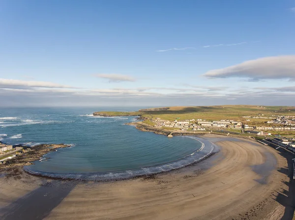 Costa oeste de Irlanda playa de verano superior. kilkee playa y ciudad en —  Fotos de Stock