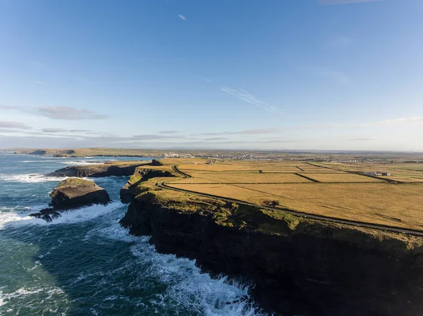 Anteni döngü kafa yarımadanın Batı Clare, İrlanda için. Kilkee Beach 