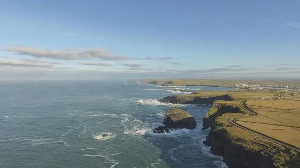 Anténu smyčky hlavu poloostrov v západní Clare, Irsko. Kilkee Beach — Stock fotografie