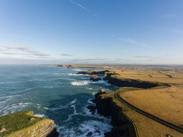 Anténu smyčky hlavu poloostrov v západní Clare, Irsko. Kilkee Beach — Stock fotografie