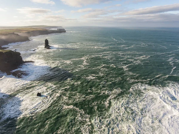 Península da cabeça do laço aéreo em West Clare, Irlanda. Praia de Kilkee — Fotografia de Stock