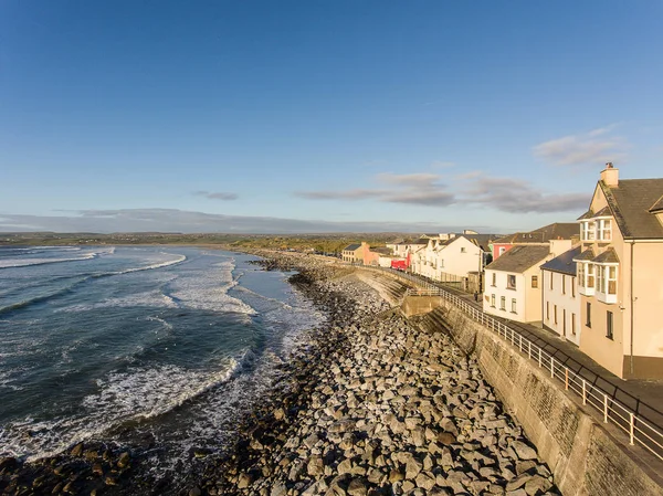 A légi felvétel a Írország legjobb szörfözés város és a strand, Írország. — Stock Fotó