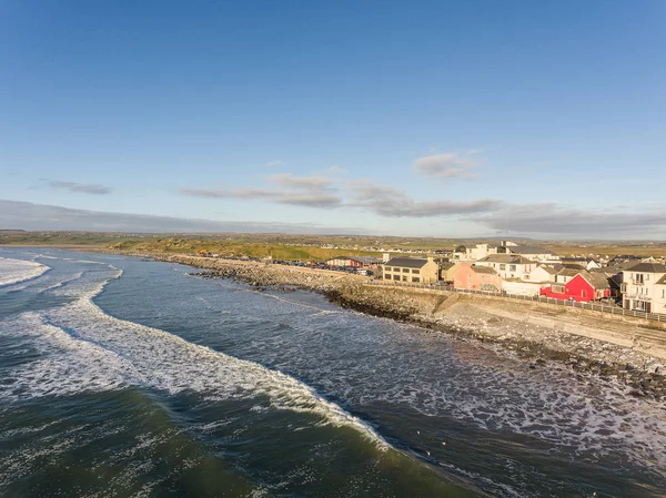 Vista aérea de la mejor ciudad y playa de surf de Irlanda en Irlanda . —  Fotos de Stock