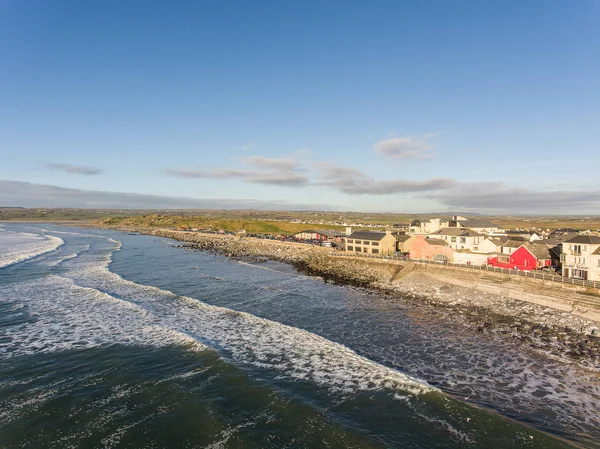 Veduta aerea della città e della spiaggia più praticata in Irlanda . — Foto Stock