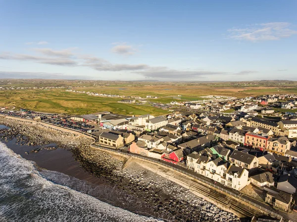 A légi felvétel a Írország legjobb szörfözés város és a strand, Írország. — Stock Fotó