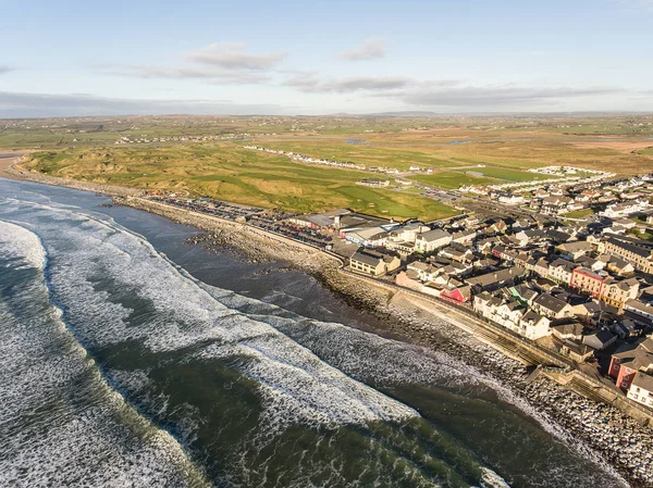 Vista aérea de la mejor ciudad y playa de surf de Irlanda en Irlanda . — Foto de Stock