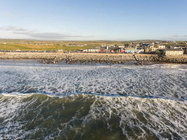 Veduta aerea della città e della spiaggia più praticata in Irlanda . — Foto Stock