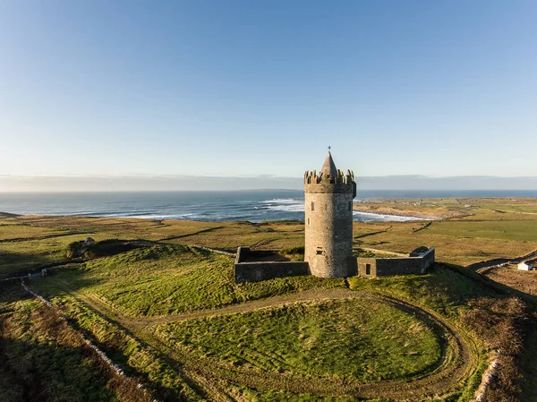 Epic antenn Scenic Irish slott liggande vy från Doolin i Co — Stockfoto