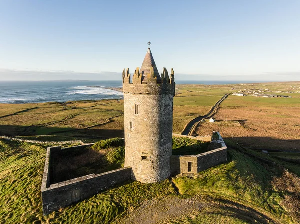 Vue aérienne panoramique épique du château irlandais de Doolin dans le comté — Photo
