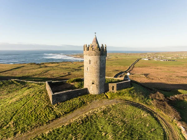 Vista panorámica aérea épica del paisaje del castillo irlandés desde Doolin en Co — Foto de Stock