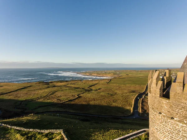 Vista panorámica aérea épica del paisaje del castillo irlandés desde Doolin en Co — Foto de Stock
