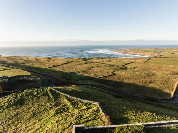 Epica aerea panoramica vista paesaggio Castello irlandese da Doolin in Co — Foto Stock