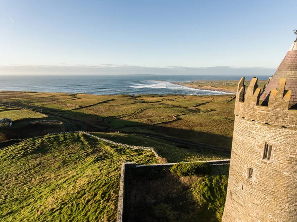 Epic antenn Scenic Irish slott liggande vy från Doolin i Co — Stockfoto