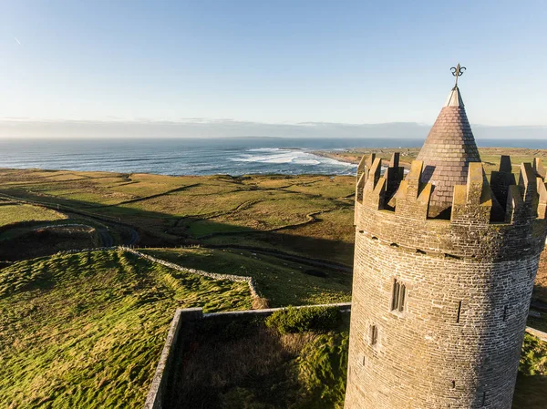Zobrazení na šířku Epic anténu Scenic irského hradu od Doolinu v Co — Stock fotografie
