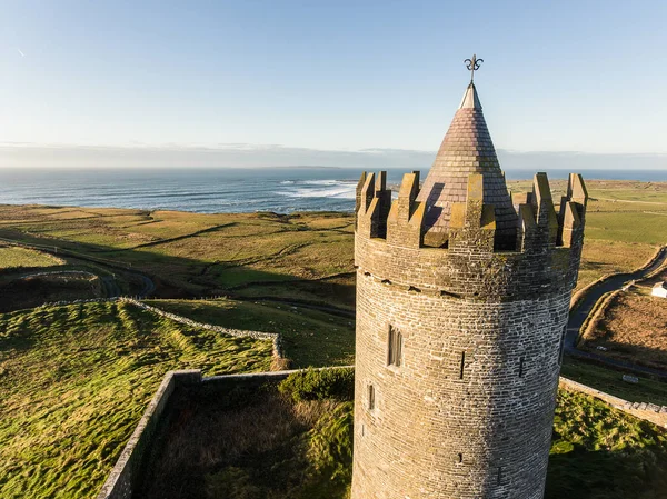 Vue aérienne panoramique épique du château irlandais de Doolin dans le comté — Photo