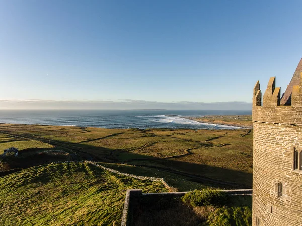 Epica aerea panoramica vista paesaggio Castello irlandese da Doolin in Co — Foto Stock