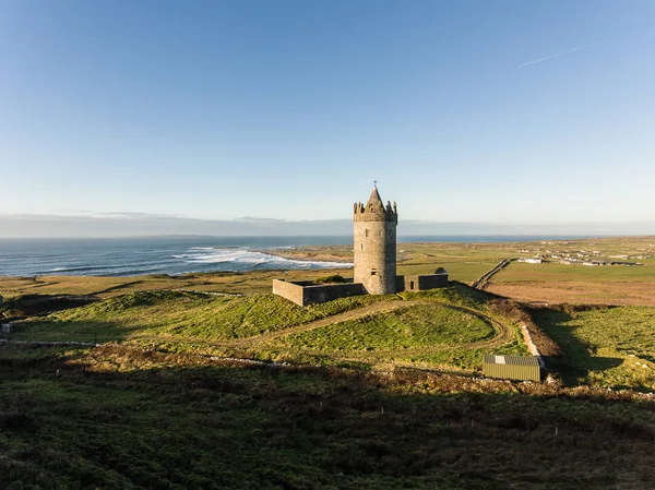 Paisagem do castelo irlandês panorâmico aéreo épico vista de Doolin em Co — Fotografia de Stock