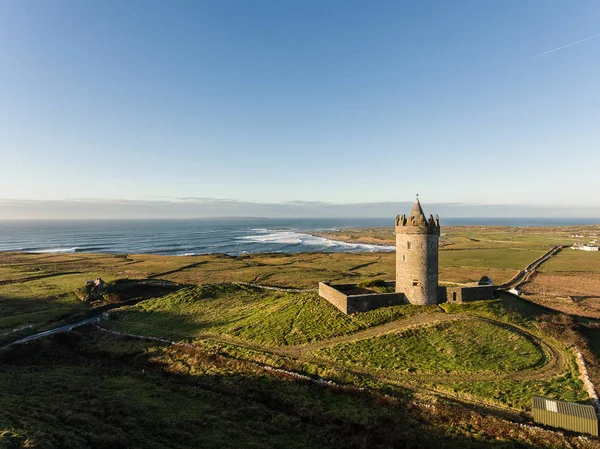 Epic antenn Scenic Irish slott liggande vy från Doolin i Co — Stockfoto