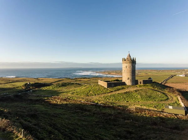 Vista panorámica aérea épica del paisaje del castillo irlandés desde Doolin en Co — Foto de Stock