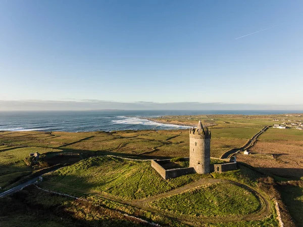 Epic antenn Scenic Irish slott liggande vy från Doolin i Co — Stockfoto